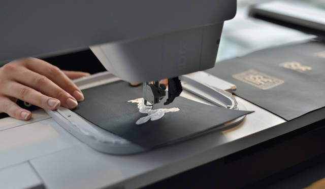 革を縫い合わせるソーイング部門でアソシエーツの肩書きをもって働くハナ・クリア氏