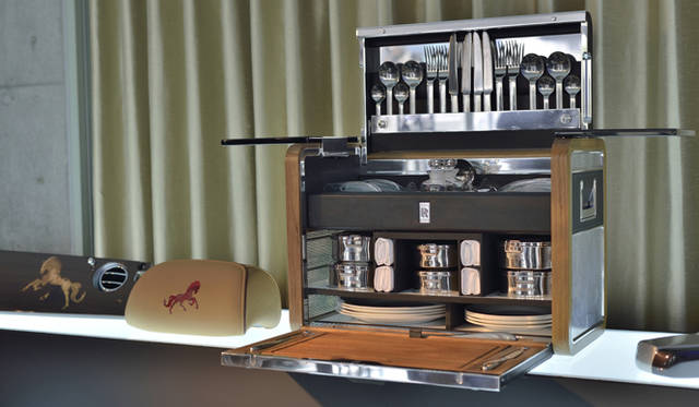 ロールス・ロイスのオーダーメイドで有名な「ピクニックセット」も展示された