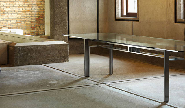 <strong>Cassina ixc.｜カッシーナ・イクスシー</strong>　simon（シモン）コレクション　「DOGE（ドジェ テーブル／デザイン：Carlo Scarpa）」116万円～（税抜）