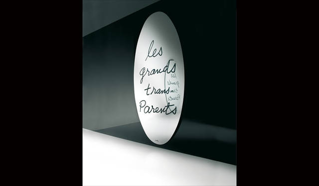 <strong>Cassina ixc.｜カッシーナ・イクスシー</strong>　simon（シモン）コレクション　「Les Grands Trans-Parents（レ グラン トランスパラン ミラー／デザイン：Man Ray）」24万2000円（税抜）