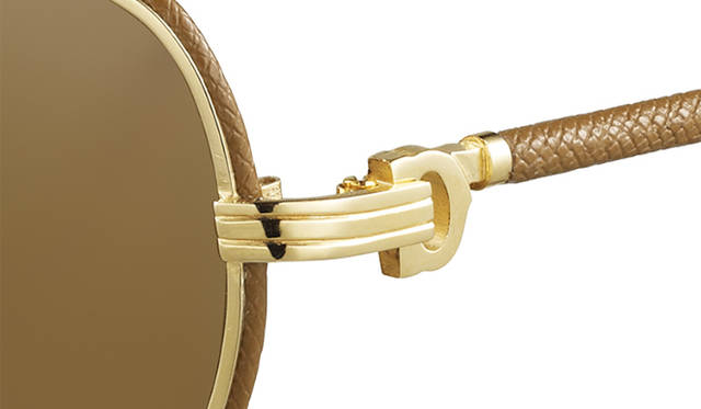 3本のゴドロン（重ね）装飾、テンプルに添えられた“C”の文字が、カルティエのアイデンティティとしてほどこされている<br />©Cartier