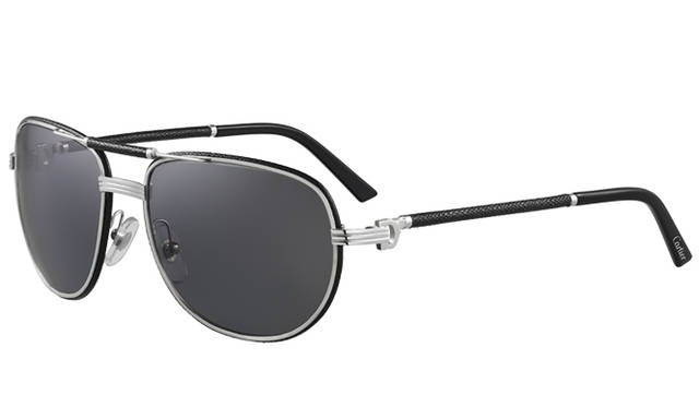 「2013 リミテッド エディション　ドゥ　カルティエ」ブラックレザー×プラチナ フィニッシュ×グレー ポラライズドレンズ 23万9760円<br />©Cartier