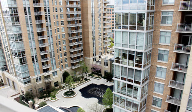 <strong>Yoko Ueno Lewis｜暮らしノート｜進行する環境破壊と超高齢化社会における“Less is More”（前編）</strong>　レストン中心部の高層アパート群