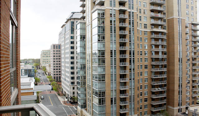 <strong>Yoko Ueno Lewis｜暮らしノート｜進行する環境破壊と超高齢化社会における“Less is More”（前編）</strong>　レストン中心部の高層アパート群