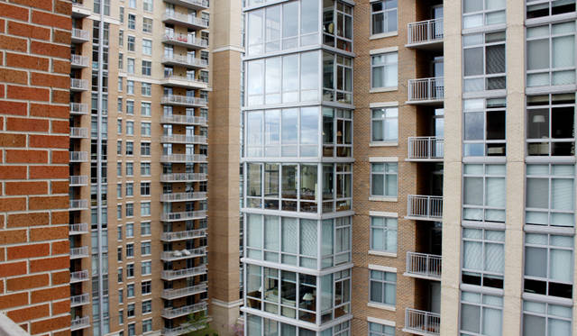 <strong>Yoko Ueno Lewis｜暮らしノート｜進行する環境破壊と超高齢化社会における“Less is More”（前編）</strong>　レストン中心部の高層アパート群