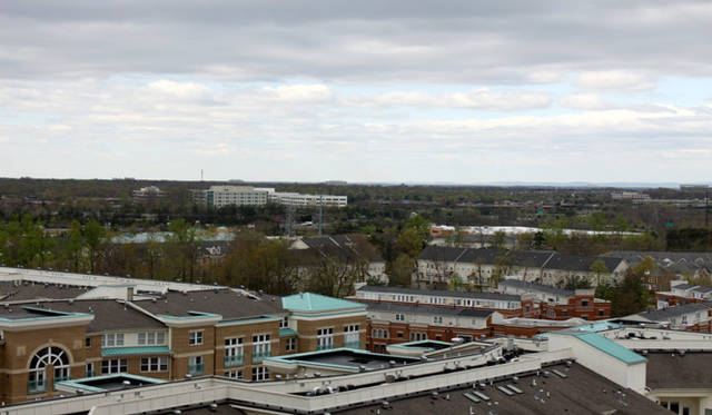 <strong>Yoko Ueno Lewis｜暮らしノート｜進行する環境破壊と超高齢化社会における“Less is More”（前編）</strong>　景観保護のため建築物の高さ規制で遠くまで見渡せる