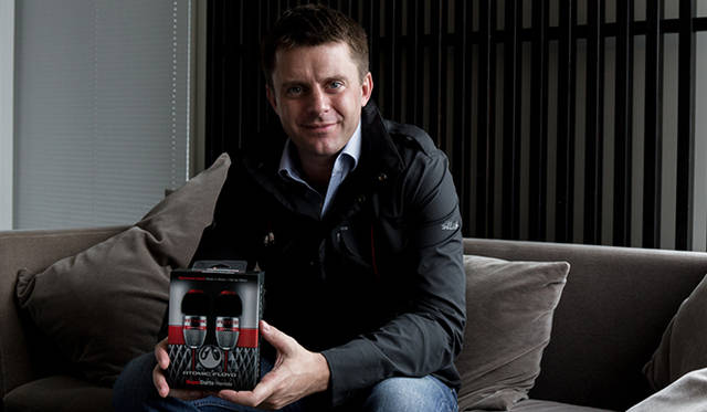 アップルのデザイナー、ジョニー・アイヴ氏を輩出した英国の名門、ノーザンブリア大学でインストリアルデザインを学ぶ。フィリップスでプロダクトデザイナーとして10年勤めた後、2007年アトミックフロイドを創業。2009年からはフランス・パリのセレクトショップ「colette（コレット）」で販売をスタート。国内のアップルストアでは、昨年の夏に取り扱いを開始した。ジェームズ氏のモノづくりに対する理念が評価され、現在では世界中にファンがいる。