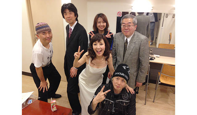 <br />バンドメンバーと。左から、Dr 野呂尚史さん、Pf 山崎教昌さん、Vn 徳永友美さん、B 千葉一樹さん