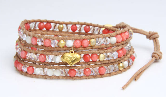 <strong>Beyond Cool｜ビヨンクール</strong>　「CHAN LUU（チャンルー）」　レディース2万400円（税抜）素材：カウレザー、サーモンコーラル、スワロフスキー、ゴールドハートチャーム、ホワイトマザーオブパール