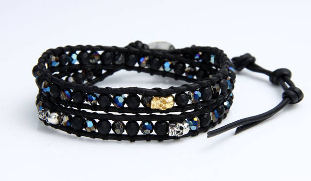 <strong>Beyond Cool｜ビヨンクール</strong>　「CHAN LUU（チャンルー）」　メンズ1万5000円（税抜）素材：カウレザー、スワロフスキー、コットンコード、SV925、マットオニキス、SSスカル、ゴールドコーティングスカル