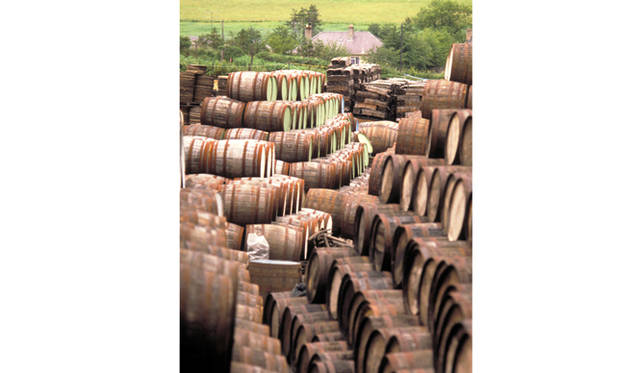 「モルト（大麦麦芽）だけで作られたモルトウイスキー、トウモロコシや小麦などの穀物と麦芽を原料とするグレーンウイスキー、そしてその二つを組み合わせたブレンデッドウイスキー。ウイスキーは大きく分けてこの三つに分類されますが、そのどれもが違う個性を持っています」　Glenfiddich distillery, Dufftown, Grampian, Scotland. © VisitBritain / Britain on View