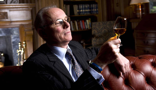 「この仕事は、非常に高度な専門知識を求められます。まず何種類もある香りを嗅ぎ分け、それがなにかというのをきちんと認識できるスキルは必須です」