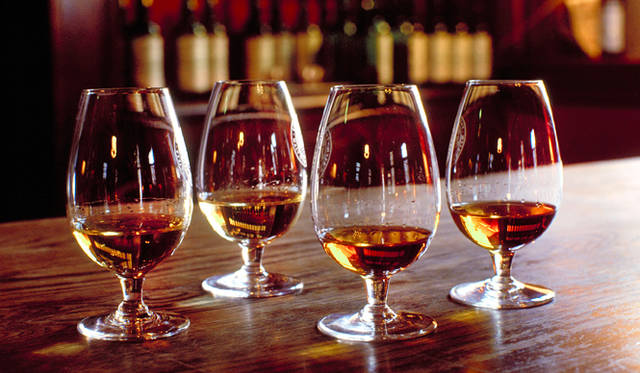 「それともうひとつ必要なのが、時間とともに原酒がどんな風に熟成するのかを観察しながら、それらを組み合わせたときに、どんなウイスキーができあがるかを判断できる、鼻（嗅覚）と口（味覚）」　Whisky tasting, The Scotch Whisky Society, Leith, Lothian, Scotland. © VisitBritain / Britain on View