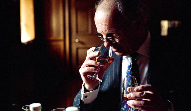 「なかでも一番重要なのは嗅覚。原酒の香りを嗅ぎ分けるまでに、10年ぐらいかかるんですが、時間による変化やブレンドしたときの風味を正しく判定するためには、さらに訓練が必要なんです」（写真は「ノージンググラス」を手にテイスティング中のスコットさん）