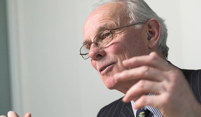 「ブレンダーにとって欠かせない道具は、鼻にくわえて『ノージンググラス』という、テイスティング用の特別なグラス。それからブレンディング用の部屋。そこには電話もパソコンも一切ありません。ノージンググラスと座り心地のいい椅子だけ。ウイスキーの味と香りに集中できる大切な空間です」