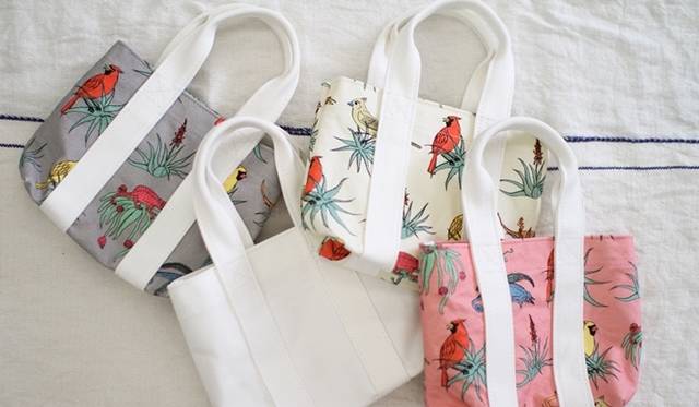 <strong>PAPER CHEST“旅”をより豊かに彩るコラボレーションイベント開催</strong>　小トートバッグ　3900円（税抜）