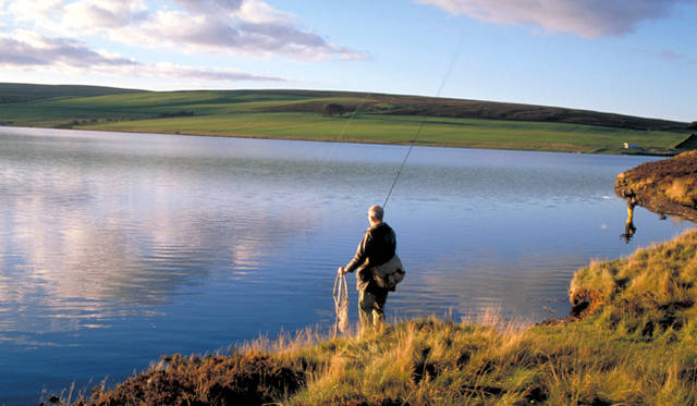 休日はよくサケ釣りに出かけているというスコットさん　Fishing in the resevoir, Watch Water, Borders, Scotland. © VisitBritain / Britain on View