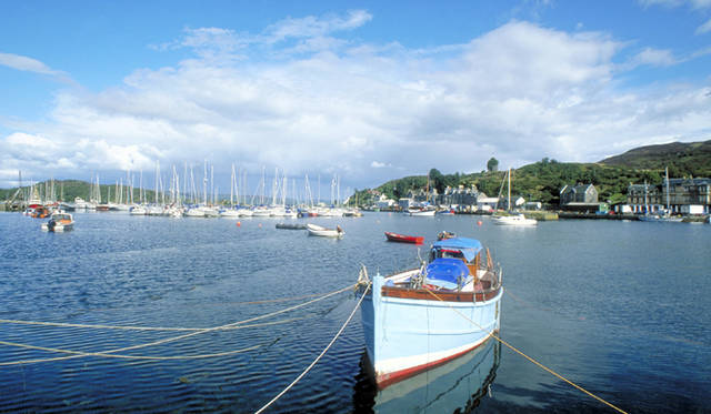 「川に行って、シャケが来るまで待つ。この一連のプロセスが好きなんです」　A small boat moored on Loch Fyne at Tarbert in Strathclyde. © VisitBritain / Britain on View
