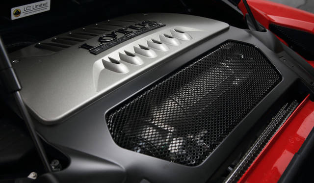 スーパーチャージャーを搭載したトヨタ製の3.5リッターV6エンジンは、最高出力257.5kW（350ps）/7,000 rpm、最大トルク400Nm（40.8kgm）/4,500rpmを発揮