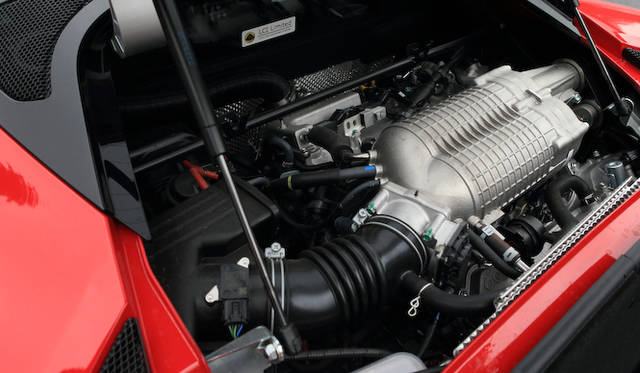 スーパーチャージャーを搭載したトヨタ製の3.5リッターV6エンジンは、最高出力257.5kW（350ps）/7,000 rpm、最大トルク400Nm（40.8kgm）/4,500rpmを発揮