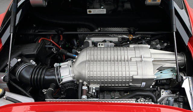 スーパーチャージャーを搭載したトヨタ製の3.5リッターV6エンジンは、最高出力257.5kW（350ps）/7,000 rpm、最大トルク400Nm（40.8kgm）/4,500rpmを発揮