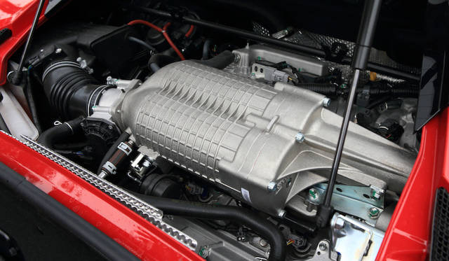 スーパーチャージャーを搭載したトヨタ製の3.5リッターV6エンジンは、最高出力257.5kW（350ps）/7,000 rpm、最大トルク400Nm（40.8kgm）/4,500rpmを発揮