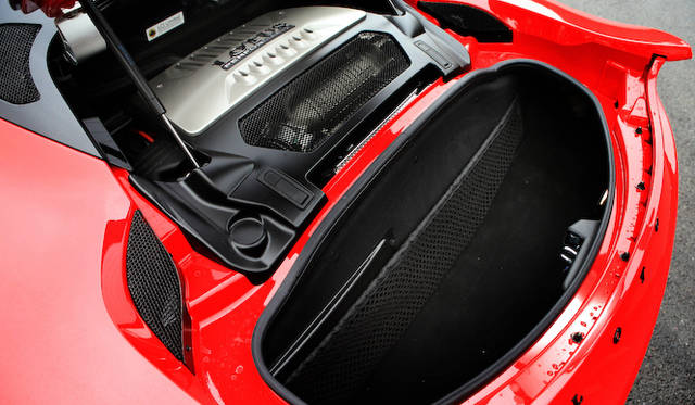 エンジン後方にそなわるトランクは160リットルの容量