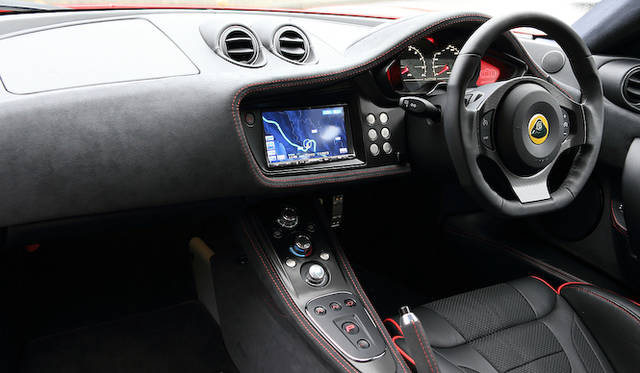 PRNDのセレクトはボタンによる操作、ギアチェンジはハンドル裏側のパドルでおこなう