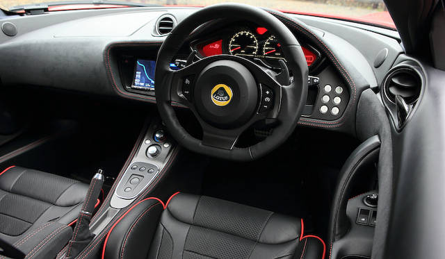 PRNDのセレクトはボタンによる操作、ギアチェンジはハンドル裏側のパドルでおこなう。ハンドル右側にはライトなどのスイッチが並ぶ