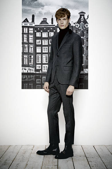 <strong>GUCCI（グッチ）</strong>　ジャケット28万800円、パンツ10万6920円、ニット10万6920円、ブーツ14万400円（グッチ／阪急メンズ東京2階）