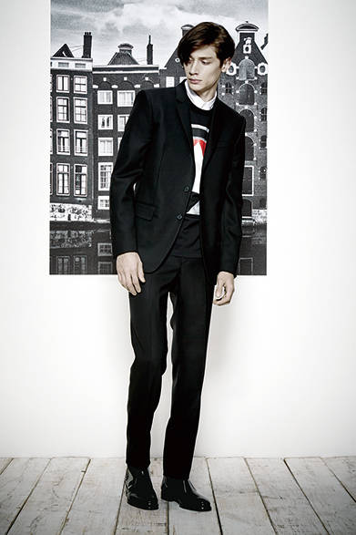 <strong>GIVENCHY（ジバンシィ）</strong>　ジャケット16万9560円、パンツ7万200円、Tシャツ5万8320円、シャツ6万3720円、ブーツ17万3880円 ※7月中旬入荷予定（ジバンシィ／阪急メンズ東京2階）