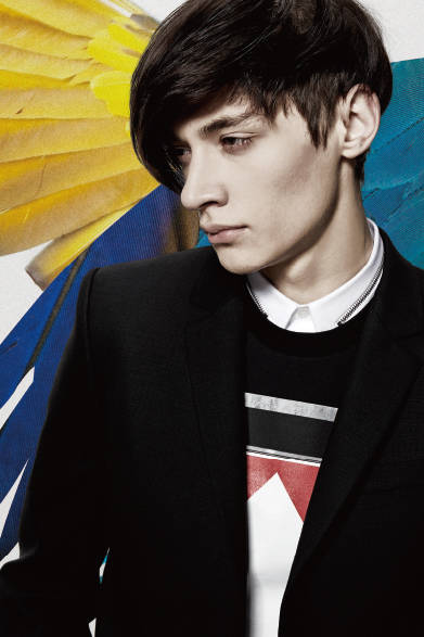 <strong>GIVENCHY（ジバンシィ）</strong>　ジャケット16万9560円、Tシャツ5万8320円、シャツ6万3720円（ジバンシィ／阪急メンズ東京2階）