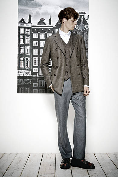 <strong>GIORGIO ARMANI（ジョルジオ アルマーニ）</strong>　ジャケット31万3200円、パンツ18万3600円、ベスト11万8800円、シャツ5万9400円、シューズ14万400円（ジョルジオ アルマーニ／阪急メンズ東京3階）