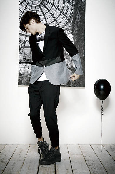 <strong>NEIL BARRETT（ニール バレット）</strong>　ジャケット19万9800円、パンツ6万480円、Tシャツ3万4560円、スニーカー9万1800円（ニール バレット／阪急メンズ東京2階）