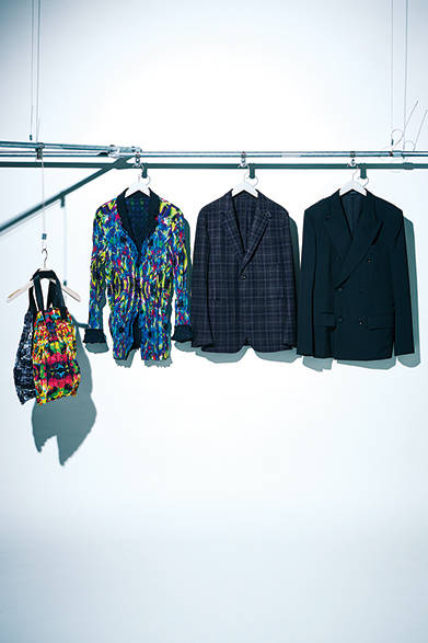 <strong>「JACKET」</strong>　左から、<strong>ISSEY MIYAKE MEN（イッセイ ミヤケ メン）</strong>　トートバッグ［W48×H45cm］各1万6200円、ジャケット6万4800円（イッセイ ミヤケ メン／阪急メンズ東京3階）、<strong>ERMENEGILDO ZEGNA（エルメネジルド ゼニア）</strong>　ジャケット30万1320円※予定価格（エルメネジルド ゼニア／阪急メンズ東京3階）、<strong>YOHJI YAMAMOTO（ヨウジヤマモト）</strong>　ジャケット9万7200円（ヨウジヤマモト／阪急メンズ東京2階）
