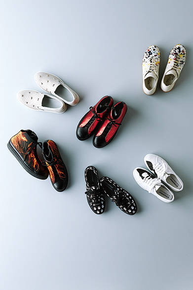 <strong>「SNEAKERS」</strong>　左上から時計回りに、<strong>JIMMY CHOO（ジミー チュウ）</strong>　スニーカー13万7160円（ジミー チュウ／阪急メンズ東京2階）、<strong>ISSEY MIYAKE MEN（イッセイ ミヤケ メン）</strong>　スニーカー4万5360円（イッセイ ミヤケ メン／阪急メンズ東京3階）※7月1日（火）発売予定、<strong>MAISON MARTIN MARGIELA（メゾン マルタン マルジェラ）</strong>　スニーカー5万8320円（メゾン マルタン マルジェラ／阪急メンズ東京2階）<strong>HYDROGEN（ハイドロゲン）</strong>　スニーカー各2万9160円（ハイドロゲン／阪急メンズ大阪3階 E.リュクス ウォモ）、<strong>ISSEY MIYAKE MEN（イッセイ ミヤケ メン）</strong>　スニーカー4万3200円（イッセイ ミヤケ メン／阪急メンズ東京3階）※7月1日（火）発売予定