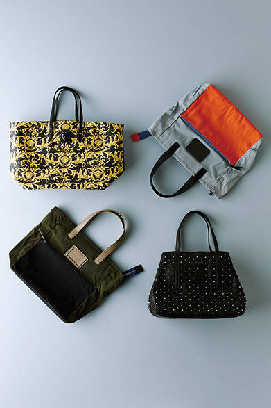 <strong>「TOTE BAG」</strong>　左上から逆時計回りに、<strong>VERSACE（ヴェルサーチ）</strong>　トートバッグ［W57×H32×D21cm］15万4440円（ヴェルサーチ／阪急メンズ東京2階）、<strong>MARC BY MARC JACOBS（マークバイマークジェイコブス）</strong>　トートバッグ［W39×H40×D16cm］3万5640円（マークバイマークジェイコブス／阪急メンズ東京4階 ガラージュ D.エディット）<strong>JIMMY CHOO（ジミー チュウ）</strong>　トートバッグ［W40×H33×D20cm］22万4640円（ジミー チュウ／阪急メンズ東京2階）、<strong>MARC BY MARC JACOBS（マークバイマークジェイコブス）</strong>　トートバッグ［W39×H40×D16cm］3万5640円（マークバイマークジェイコブス／阪急メンズ東京4階 ガラージュ D.エディット）