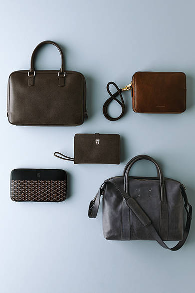 <strong>「CLUTCH AND BRIEFCASE」</strong>　左上から時計回りに、<strong>GIORGIO ARMANI（ジョルジオ アルマーニ）</strong>　ブリーフケース［W40×H29×D5.5cm］17万2800円［阪急メンズ限定]（ジョルジオ アルマーニ／阪急メンズ東京3階）、<strong> ALEXANDER McQUEEN（アレキサンダー・マックイーン）</strong>　ドキュメントホルダー［W28.5×H22×D4.5cm］13万3920円［阪急メンズ限定］（アレキサンダー・マックイーン／阪急メンズ東京2階）、<strong> GIORGIO ARMANI（ジョルジオ アルマーニ）</strong>　クラッチ［W24.5×H16×D4cm］9万5040円［阪急メンズ限定］（ジョルジオ アルマーニ／阪急メンズ東京3階）<br /><strong>MAISON MARTIN MARGIELA（メゾン マルタン マルジェラ）</strong>　ブリーフケース［W40×H28×D10cm］16万5240円（メゾン マルタン マルジェラ／阪急メンズ東京2階）、<strong>GOYARD（ゴヤール）</strong>　クラッチ［W29×H18×D2.8cm］18万2520円（ゴヤール／阪急メンズ東京1階）