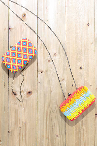 WOMENS｜インドの職人によってハンドメイドで作られるビーズのバッグは、ビーチやリゾートで目を引く華やかなカラーが特徴。チェーンが付属しているのでクラッチバッグ、ショルダーバッグと2WAYで使用できる。左から、ビーズクラッチ各2万8000円（ともにサンティ）<br />※ともに税抜き価格