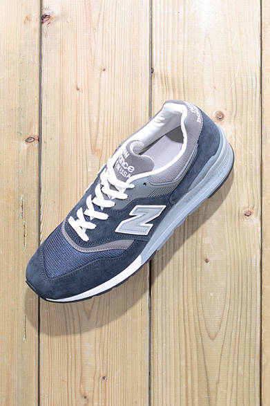 MENS＆WOMENS｜1990年にリリースされたニューバランス「997」を、MADE IN USA、新色のネイビーで復刻。風合い豊かなスウェードと、通気性の高いメッシュのコンビネーションなので、オールシーズン快適に履ける。ユニセックス展開。スニーカー2万4000円（ニューバランス）<br />※税抜き価格