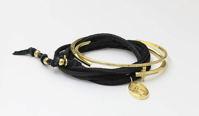 下／メダイユ ディアコードブレスレット1万8000円、上／ラウンドタイプ バングル（シャンパンダイアモンド）ゴールド5万8000円、ヘキサゴンクロス バングル（シャンパンダイアモンド）ゴールド5万5000円 ※すべて税抜価格