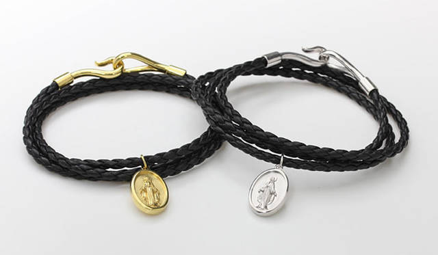 メダイユ フックブレスレット シルバー3万2000円、ゴールド3万3000円　※ともに税抜価格