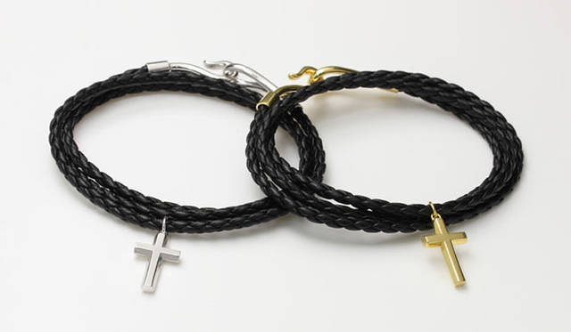 ヘキサゴンクロス フックブレスレット シルバー3万2000円、ゴールド3万3000円　※ともに税抜価格