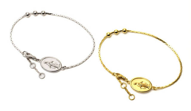 メダイユ ブレスレット シルバー2万2000円、ゴールド2万3000円　※ともに税抜価格