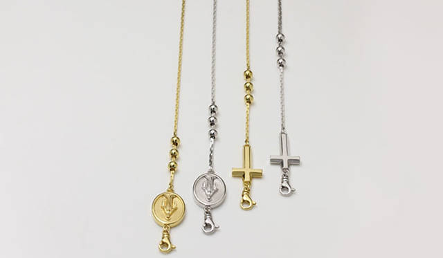 左／メダイユ ブレスレット シルバー2万2000円、ゴールド2万3000円、右／レクレテングル クロス ブレスレット シルバー2万2000円、ゴールド2万3000円　※すべて税抜価格