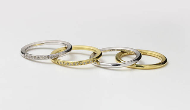 左／ラウンドタイプリング（シャンパンダイアモンド）シルバー3万4000円、ゴールド3万5000円、右／ラウンドタイプリング シルバー1万7000円、ゴールド1万8000円　※すべて税抜価格