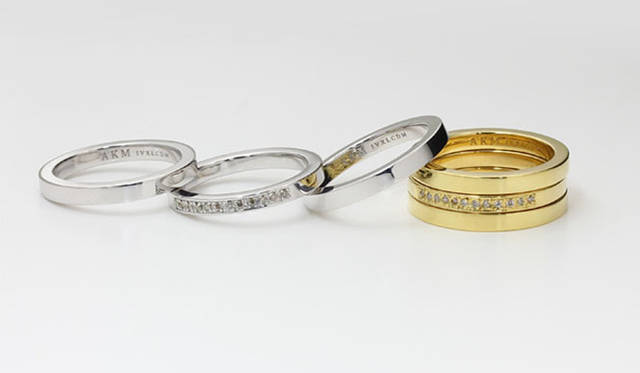 左／レイヤードリング シルバー1万7000円、ゴールド1万8000円、右／レイヤードリング（シャンパンダイアモンド）シルバー3万8000円、ゴールド3万9000円　※すべて税抜価格