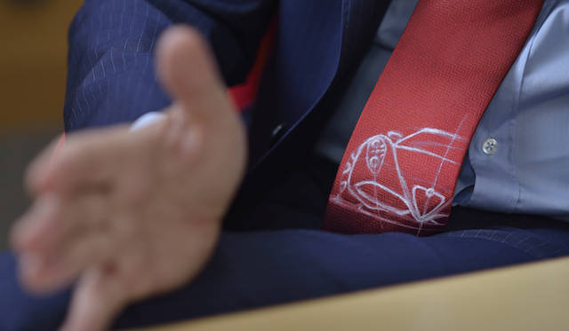 マッコリーニ氏のネクタイは4Cのスケッチをデザインしたものだった