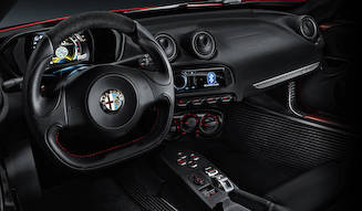 4Cのインテリア（写真は本国仕様）