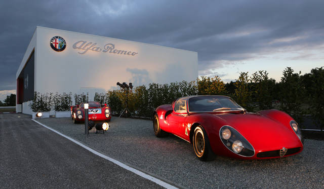 「4C」国際試乗会の会場となったバロッコのサーキットコースに展示された、「33ストラダーレ」とそのレーシングバージョン